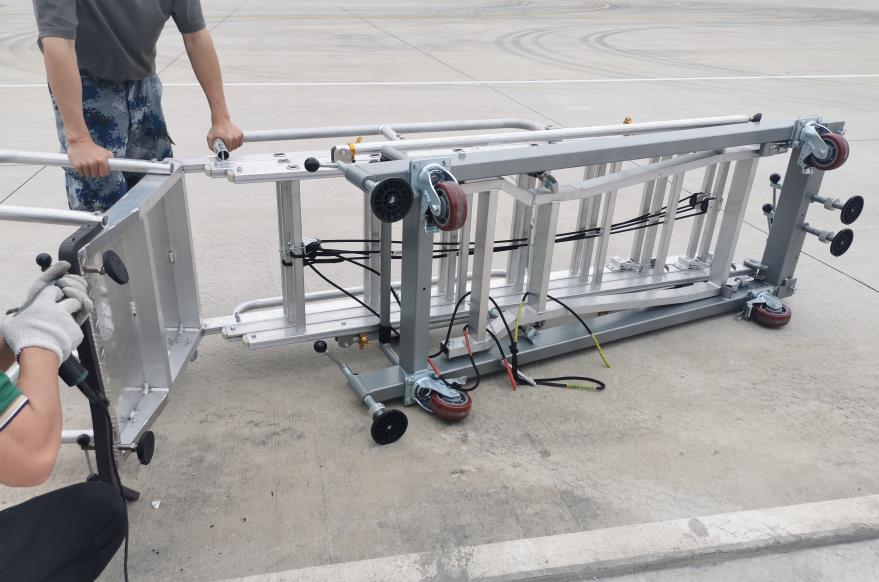 飛機(jī)發(fā)動(dòng)機(jī)維修梯